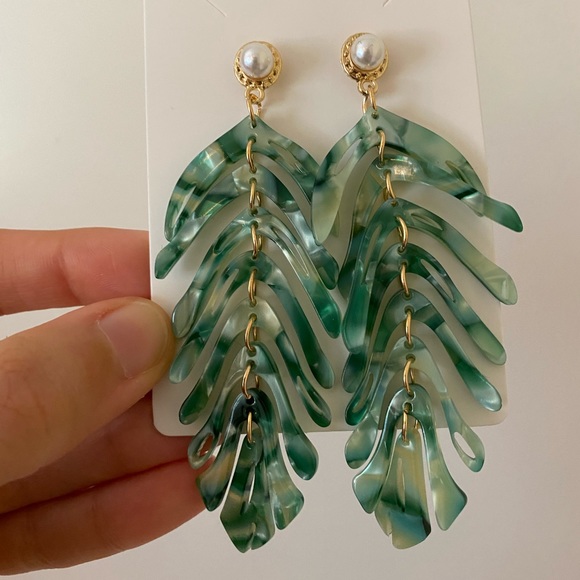 3/$30🖤 Green Acrylic Fern Leaf Pearl Earring Set - Picture 9 of 11